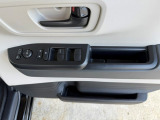 運転席右手には、マスタードアロックスイッチ、パワーウィンドウロックボタン、ドアミラー左右切り替えスイッチ、角度調整スイッチなどが装備されております♪
