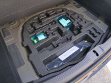床下にパンク応急修理キットが収められています。※車載工具は別売になります。