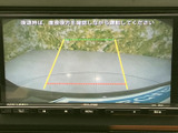 後方の様子を画面で確認でき、ガイドラインも表示されるため、駐車時の目安として活用できます。車庫入れや狭い場所での後退をサポートし、周囲を確認しながら落ち着いて操作しやすい装備です。