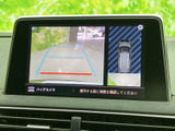 後方の映像に加えて車両周辺を上から捉えた表示も確認でき、駐車時の周囲確認をサポートします。ガイド線も表示されるため、車庫入れの目安に役立ちます。