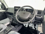 高いホールド性で運転姿勢が安定します。長距離ドライブでも疲れにくいのが魅力です。快適なドライビングライフをお送りください♪