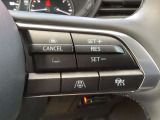 ステアリングスイッチで、先行車に自動追従するアダプティブクルーズコントロールが作動可能。設定した車速内での車間距離を自動で調整・維持。高速道路の渋滞時もアクセル・ブレーキ操作から解放されます。