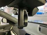 ETC内臓 自動防眩ルームミラー :後続車のライトが反射しても眩しくないように、ミラーの反射率を自動的に調整します。