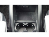 【ワイヤレスチャージング】センターコンソール前方の小物入れに、Qi規格対応のスマートフォンを置いておくだけで充電が可能。移動中に手軽に充電できます。