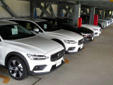 VC柏の葉に隣接した駐車場内に中古車展示場を設けてあるため全天候型展示場(1F)となっております