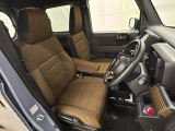 広い足元に肘掛けもついたゆったり座れるシートです。運転席と助手席の間が空いているため、助手席側への移動がスムーズです。交通量の多い道でも、助手席側から乗り降りができます。