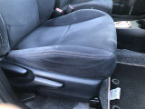 運転席シ-ト座面は上下アジャスタ-付です。お好みの位置に調整可能です。