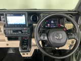 【ハンドル】運転にかかわる様々な操作を安全に行えるように視点移動が少なく操作性に配慮されたスイッチ類が凝縮されたコックピットです。