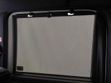 後席にお乗りの方が眩しくないように日差しを軽減する格納式リヤドアサンシェードが付いてます