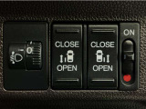 【両側パワースライドドア】両側がパワースライドドアになっており、運転席のスイッチやスマートキーでも開閉が可能です!開口部も広いので乗り降りも楽々♪