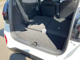 ラゲージスペースは後席を倒すとより広く使えます。長い物や荷物をたくさん載せる時に役立ちます。