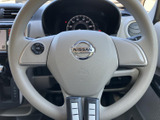 握りやすい円形の形状で、運転姿勢に合わせて自然に手を添えられます。手元にはスイッチも備わり、前方から視線を大きく外さずに車内装備を扱いやすい構成です。