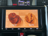 画面にはテレビ番組が表示され、停車中に映像を楽しみたい時に活用できます。ナビ画面と一体になった見やすい表示で、休憩時間などに車内で過ごすひとときを彩ります。