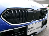 BMWならではの存在感を際立たせる「アイコニック・グロー」キドニー・グリルが美しくライトアップされ、夜間はもちろん、乗り込む前から特別感を演出します