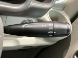 車外の明るさに応じでライトを点灯、消灯してくれるオートライト機能です☆お天気の良い昼間のトンネル走行などオートにしてると便利で安心です☆エンジン停止時にライトの消し忘れも無くなります☆