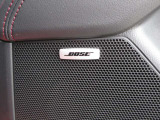 BOSEサウンドシステムを搭載。「良い音を出す」ではなく、その車種のごとに特徴を計算(車種専用設計)し、「反響音」を作り出すことによってどの座席でも自分中心で音が聴こえ、「心地よい空間」を作り出します。