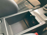 アームレストを上げると収納スペースとUSB電源があります。USBメモリ等を接続すると、車両側で音楽データを再生することができます。※非対応のものも有