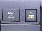 USB端子と充電用USB端子を装備しております。