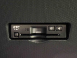 ETCカードを挿入することで高速道路を利用する際の支払いがキャッシュレスになったり、ETCスマートインターチェンジが利用できたり、とても便利なアイテムです!保証は修理保証のみとなります。