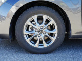 標準装備の純正15インチアルミホイール。タイヤサイズは185/65R15です。