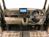 車内は光触媒抗菌消臭施工済です。スタイリッシュなデザインで暖かみのあるインパネ周りを演出します。グローブボックスやカップホルダーのほかにトレーなどたくさんの収納スペースが装備されています。
