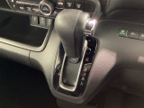 インパネシフトを採用しているので、前席の足元も広々としています。運転席と助手席の行き来もスムーズです!