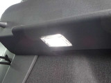 バックドアを開けると自動で点灯し、バックドアを閉めると消灯します。荷物を探す時などとても便利です!