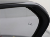 隣車線を走る車両をレーダーで検知し、ドアミラーでは確認しにくい後側方エリアに存在する車両に加え、急接近してくる車両も検知します。車両を検知するとドアミラーに搭載されたLEDインジケーターが点灯します。