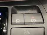 HOLD機能付きの電動パーキングブレーキ。HOLD機能を使用すると、信号待ちなどでフットブレーキから足を放しても、車は動かずそのまま停車してくれます。ドライブなど足が疲れた時には便利な機能です。