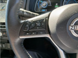 ステアリングに各種スイッチが付いてますので、運転中に余所見することがありませんね!ハンドル操作でオーディオ等がコントロール出来ますので、利便性だけでなく事故防止にも繋がります。