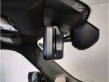 【ルームミラー一体型ETC車載器】ルームミラーの裏側に目立たない様に配置されたETCカード挿入口。スタイリッシュ且つ機能的なものとなっております。