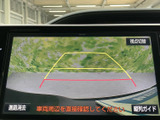 後方の様子を画面で確認でき、駐車時の安全確認をサポートします。ガイド線も表示されるため、車庫入れや狭い場所での後退時に距離感をつかみやすく、周囲を確かめながら操作できます。