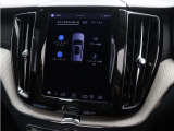【レーン・キーピング・エイド】ステアリングの自動修正では不十分な場合、あるいは隣接する車線へと進入してしまった場合は、警告音やステアリングホイールの振動で注意を促します。