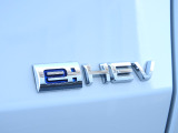 ★e:HEVエンブレム★日常の走行のほとんどをモーター走行を中心としたパワフルかつ静かな走りに。走行シーンに合わせて3つのモードを切り替え、高効率な走りを実現しています。