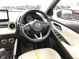 レーダークルーズコントロールを装備。アクセルやブレーキを操作しなくても、自動で先行車との車間距離を保ち追従走行できます。長距離や高速道路を運転する際に、ドライバーへの負担を軽減します。