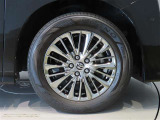 純正のアルミホイール装着車です。タイヤサイズは225/60R17です。