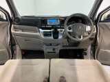 【前方視界】開放的な前方視界!運転がしやすく疲れにくいです♪窓が大きく、見通しがとっても良いおクルマですよ♪