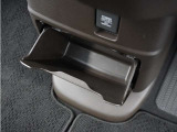 ◆センターロアボックス◆インパネ中央の下部には、ごみ箱としても使用する事ができるセンターロアボックスを装備しております。