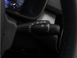 雨滴を自動感知して展開量を自動調整するレインセンスワイパーも標準搭載。突然のゲリラ豪雨や霧雨の続く中でのトンネル連続通過など、騒がしく手を動かす必要はもうありません。