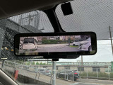 【スマートルームミラー】バックドアについてますカメラと連動して、後方の映像がルームミラーに映ります。