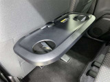 【シートバックテーブル】折り畳み式のテーブルです☆ドリンクホルダー付きで使いやすい!