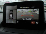車両の前後左右にある4つのカメラを合成することで、まるでご自身のクルマを空から見ているような俯瞰での映像を映し出してくれます。バック時ももちろんのこと、前進時に視界の悪い交差点でも役に立ちますね。