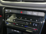 タッチコントロール式2ゾーンフルオートエアコンパネル。運転席、助手席それぞれ独立して温度管理が可能です。花粉やダストを除去するフレッシュエアフィルターも装備され、クリーンな室内環境を保ちます。