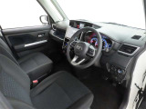 シンプルで使いやすいデザインの運転席です。