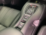 停車中にブレーキペダルを踏み続けなくてもブレーキ保持ができるオートマチックブレーキホールド機能もついております。
