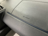 【助手席エアバッグ】SRSエアバッグとはシートベルトの働きを補助して衝突した時に乗員の衝撃を軽減するシートベルト併用式エアバッグ。前面衝突時に瞬時に膨らみ、頭部と胸部の衝撃を軽減します。
