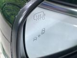 【ブラインドスポットモニター】走行中、ドアミラーの死角になりやすい箇所に後続車が接近するとサイドミラー付近に警告を表示、ドライバーに注意喚起をしてくれます。