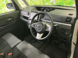 運転席まわりは視線を移しやすい配置で、前方や左右の確認がしやすい空間です。シートと足元にもゆとりが感じられ、運転する方が落ち着いて過ごせる室内に仕上がっています。