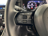 運転中もハンドルでの操作が可能です。特に高速道路等の目が離せない運転時には、便利さだけでなく、安全性も兼ね備えております。
