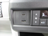 アクセサリーソケットにUSBポートも装備してます。ナビのAV出力や携帯電話の充電などに便利です。